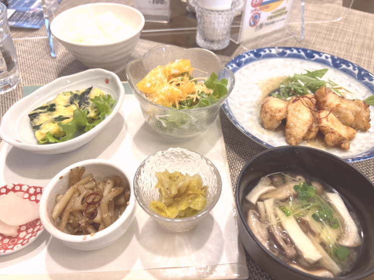 わんずはーと・かふぇのランチタイム限定メニューは小鉢が４つ付いたしっかり食べれる日替わり定食