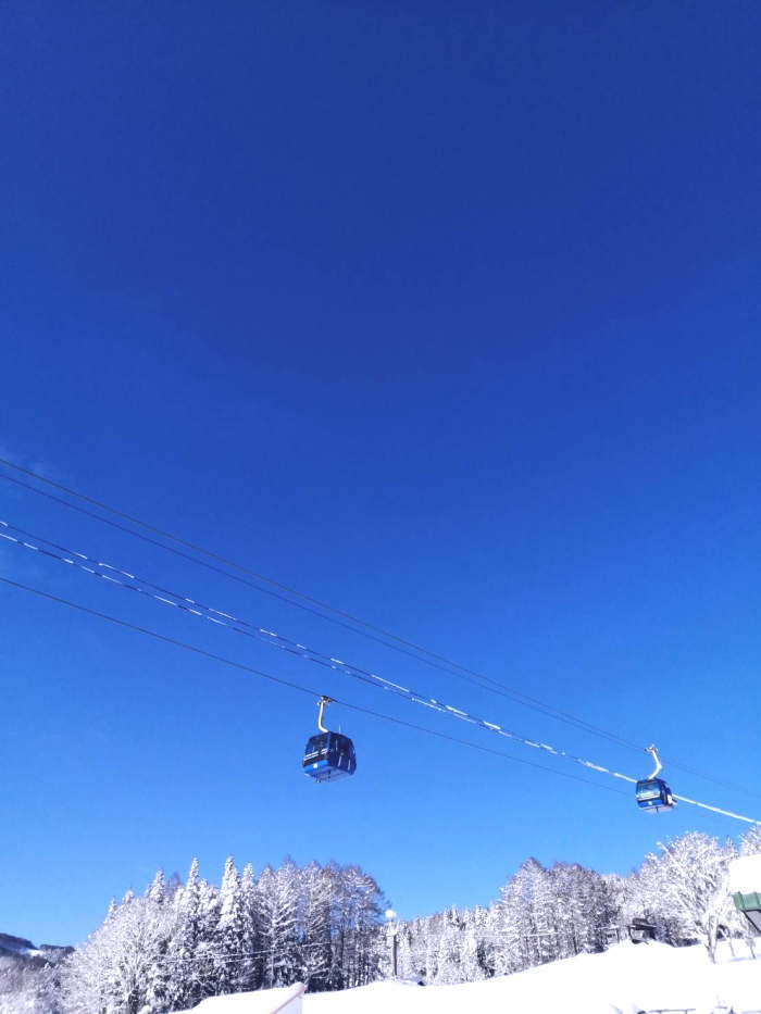新潟県妙高高原にある杉ノ原スキー場（西武プリンスリゾート経営・掲載時）は綺麗な青でペイントされたゴンドラが晴天の空に映えます
