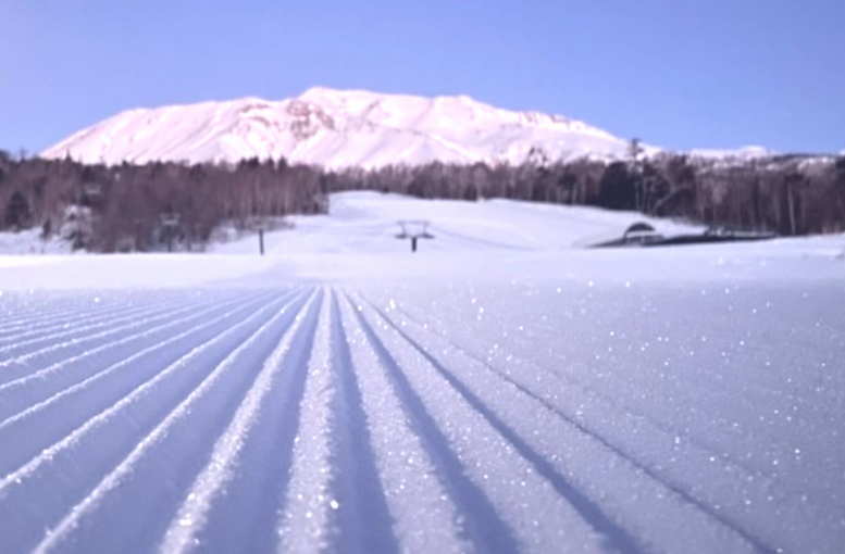 御嶽スキー場（おんたけすきーじょう）（旧称おんたけ2240）はピステンが綺麗なので朝一番のゲレンデは気持ち良い