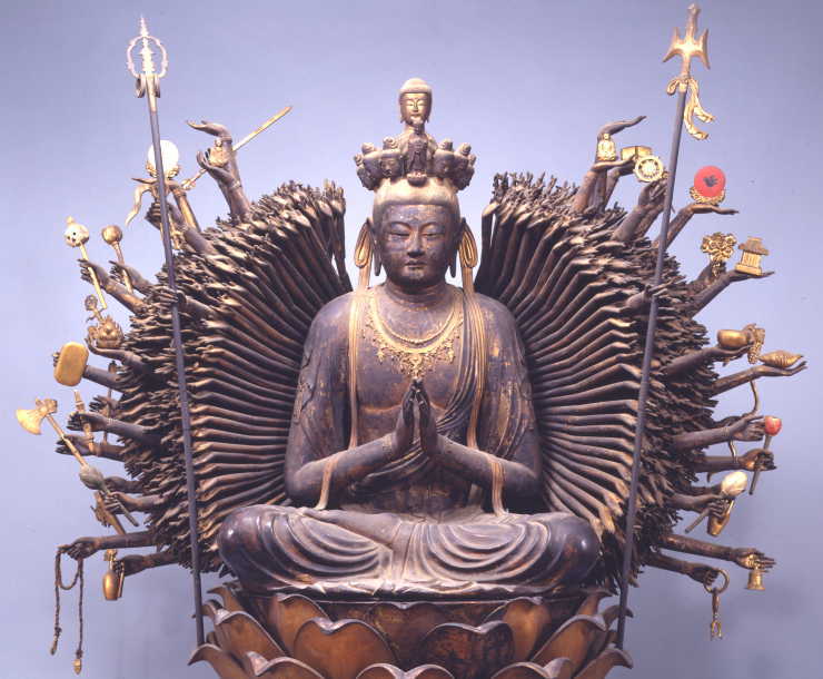 日本に3体しかないと言われる
1000本の手を持つ 十一面千手千眼観音菩薩・乾漆千手観音坐像は昭和13年（1938年）国宝に指定されました