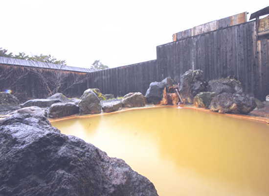 御嶽明神温泉やまゆり荘の露天風呂は大自然の中マイナスイオンを浴びながら入れます